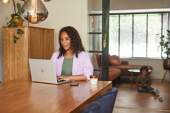Vrouw Eettafel Laptop Kind Spelen Auto Woonkamer 665X436