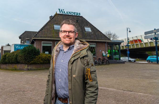 Man lachend voor het oude hotel restaurant Waanders