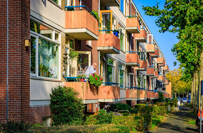 Vve Man Op Balkon 665X436