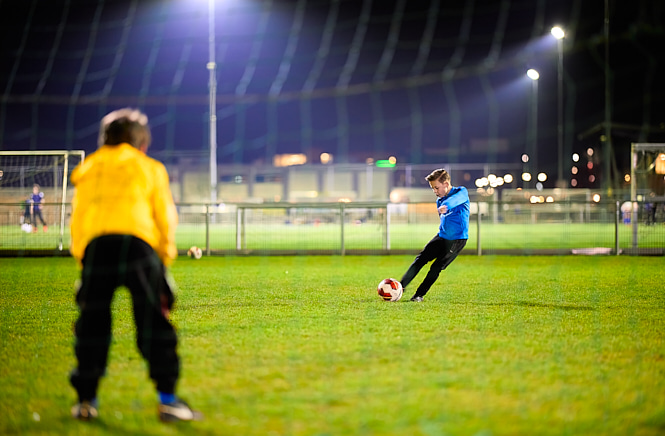 Delta Sports Houten Voetbalvereniging Voetbalveld Jongens Doel Keeper Schieten Achteraanzicht 665X436