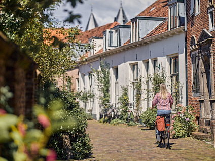 Straat Woningen Huizen Fiets Vrouw Doorkijkje 424X318
