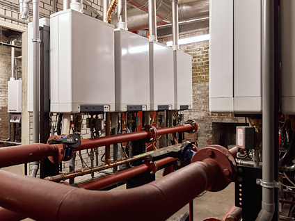 Cv ketels in een kelder van een VvE die net vervangen zijn