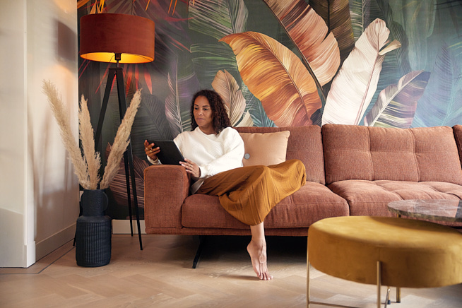 Vrouw Woonkamer Bank Ipad 2 665X436