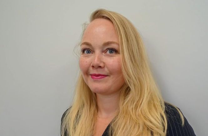 Lachende blonde vrouw portretfoto