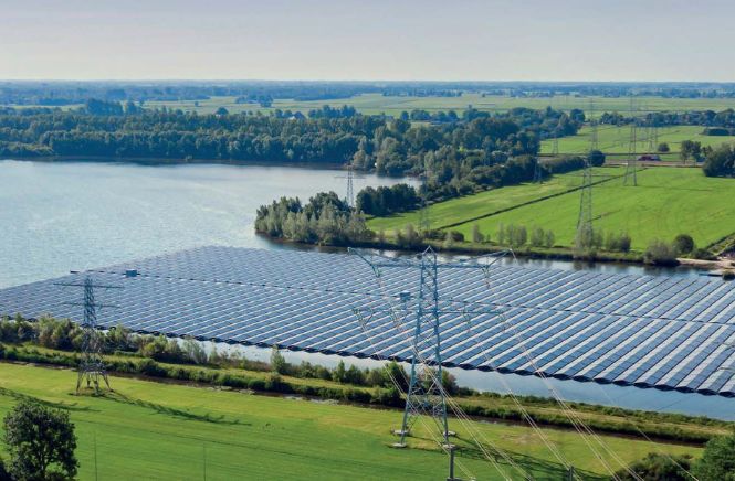 Een groot veld met zonnepanelen in Friesland voor de Energietransitie
