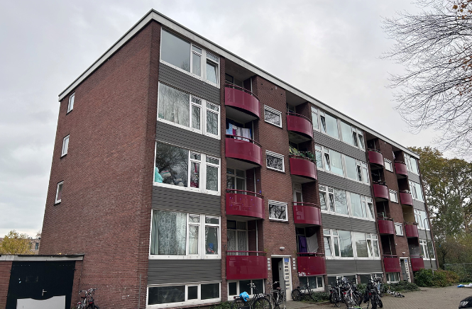 Appartementencomplex Vve Aan De Maasstraat met fietsen voor het gebouw