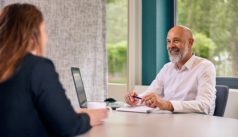 Gesprek Financieel Advies Financieel Adviseur Kantoor Bureau Laptop 904X520