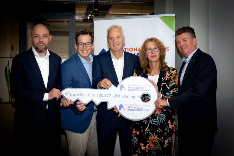 5 Personen Die Een Grote Sleutel Vasthouden Voor De 1E Uitreiking Van NFBK