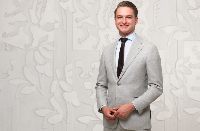 Lachende man die trots poseert