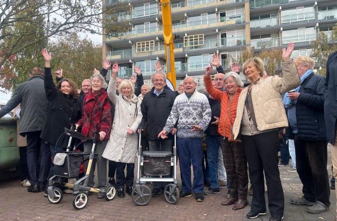 Een Groep Juichende Ouderen