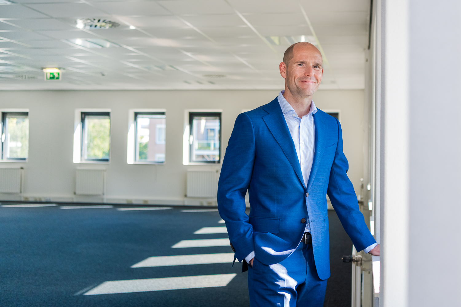 Man in pak in een lege ruimte voor de Transformatiefaciliteit in Alphen (C) Sushilla Kouwen