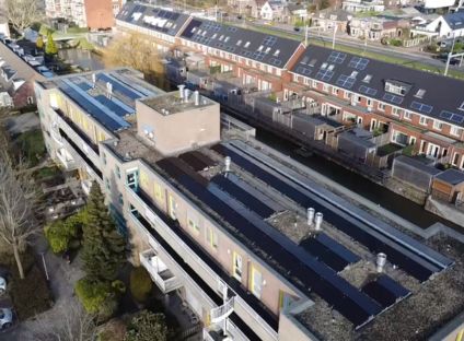 Zonnepanelen op daken van appartementen
