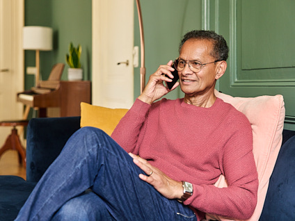 Man Bank Woonkamer Telefoon 424X318