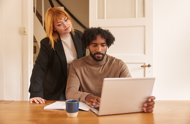 Vrouw Man Echtpaar Eettafel Laptop Notitieblok 665X436