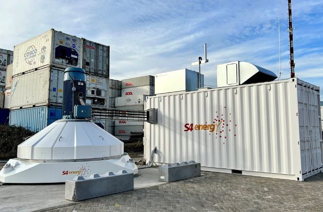 Laadstations en containers in de haven van Rotterdam