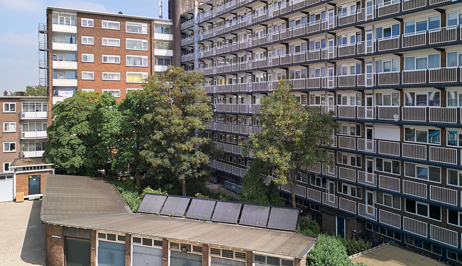 Foto vanuit de lucht van een groot VvE gebouw