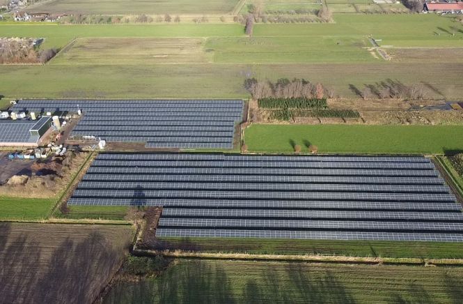 Een groot zonneveld met zonnepanelen in Ede