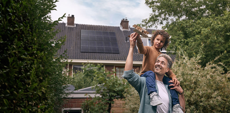 Huis Verduurzamen Renoveren Zonnepanelen Man Kind Spelen Tuin Vliegtuigje Verlengd 904X520