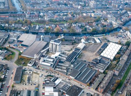 Luchtfoto van de glasfabriek in Schiedam