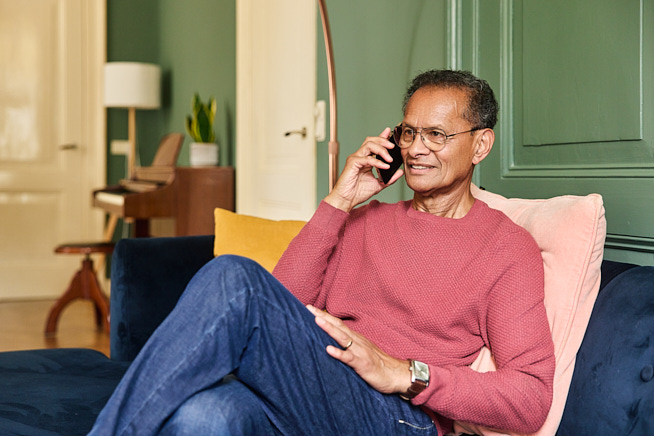 Man Bank Woonkamer Telefoon 665X436
