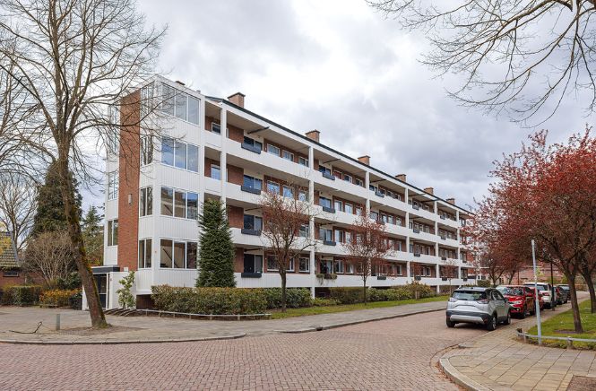 Vooraanzicht van een appartementencomplex wat onderdeel is van een VvE