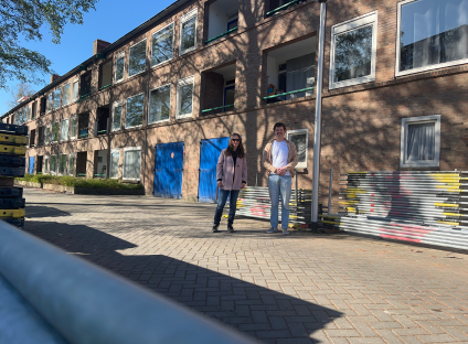 Twee Personen Voor Het Appartementencomplex Van De Vve Bachweg