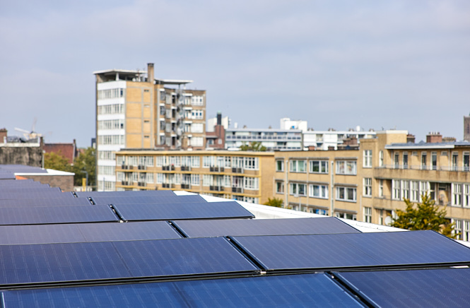 Een dak van een VvE met meerdere zonnepanelen erop