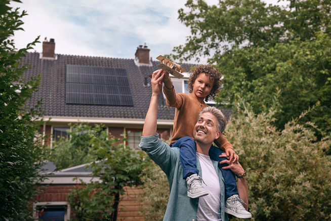 Huis Verduurzamen Renoveren Zonnepanelen Man Kind Spelen Tuin Vliegtuigje 665X436