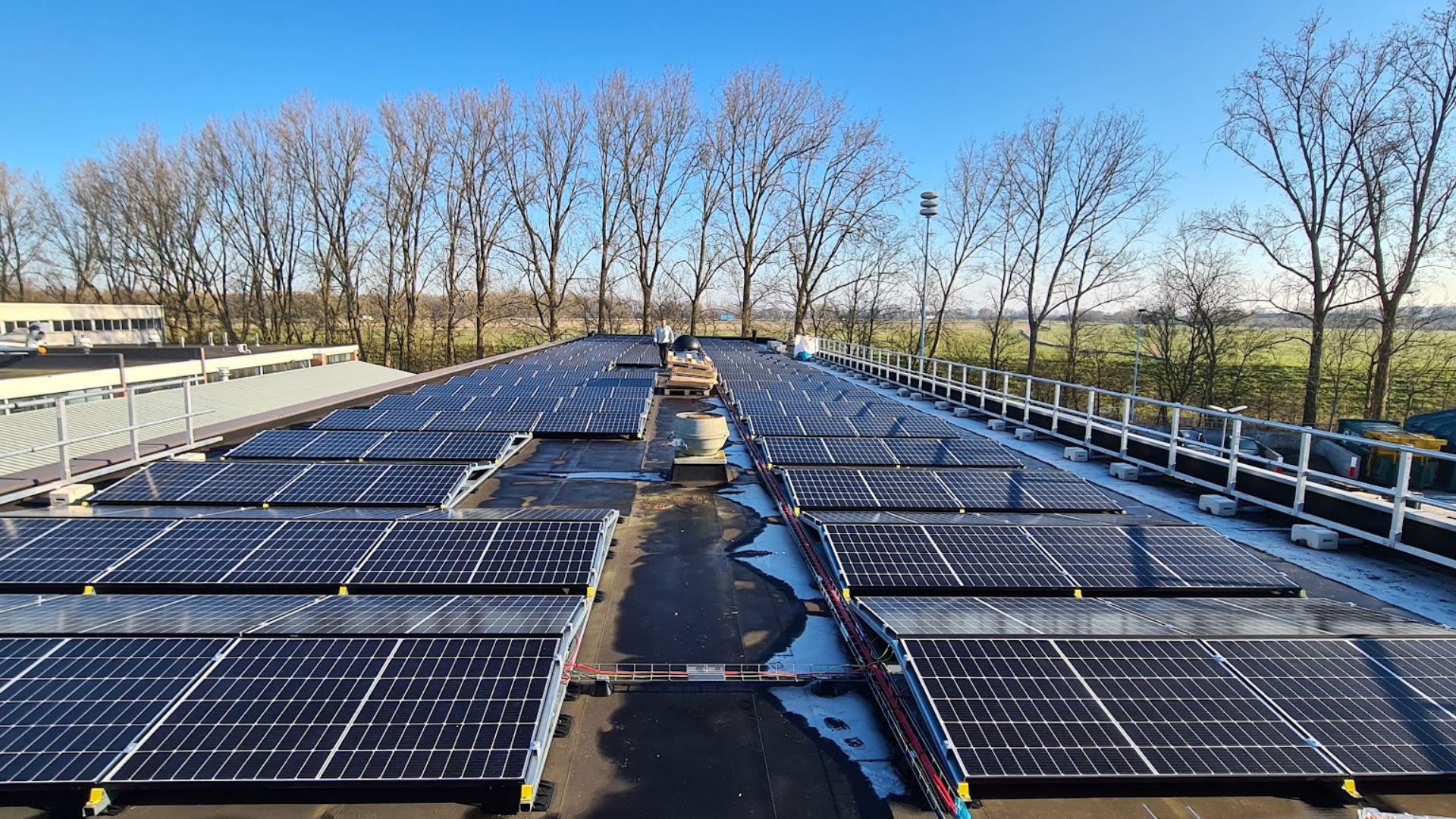 Zonnepanelen op een dak in Naarden van Energiecoöperatie Wattnu