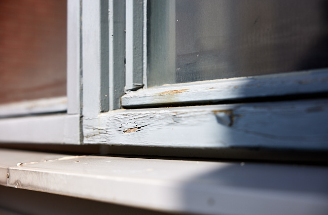 Close up van een raam van een VvE met houtrot