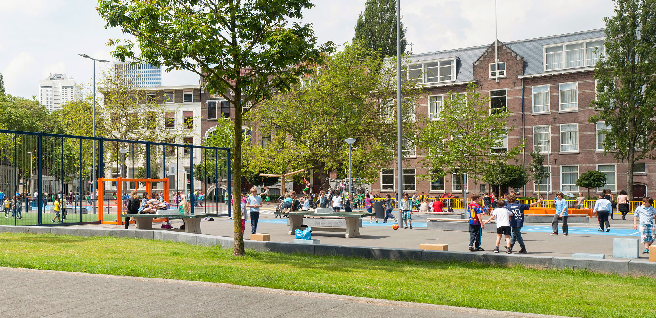 Spelende kinderen op een speelplein